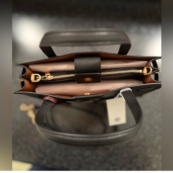 Tory Burch: Robinson Small Satchel - Picture 5 of 11